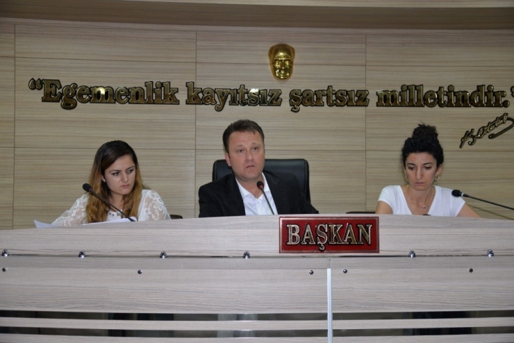 Meclis Toplantısında Sert Tartışma, Başkan Meclis Üyesini Dışarıya Çıkarttırdı