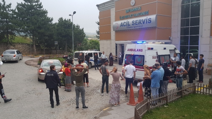 Evde Yaptıkları Sahte Alkollü İçince Zehirlendiler