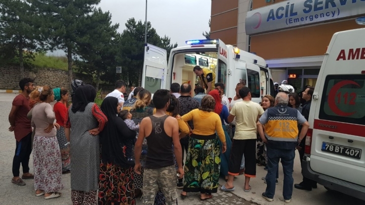 Evde Yaptıkları Sahte Alkollü İçince Zehirlendiler