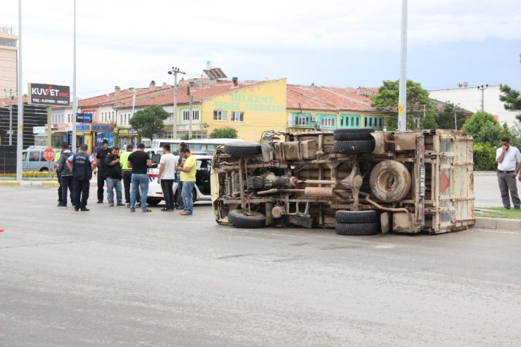 Karaman’da Tırla Çarpışan Keçi Yüklü Kamyonet Devrildi