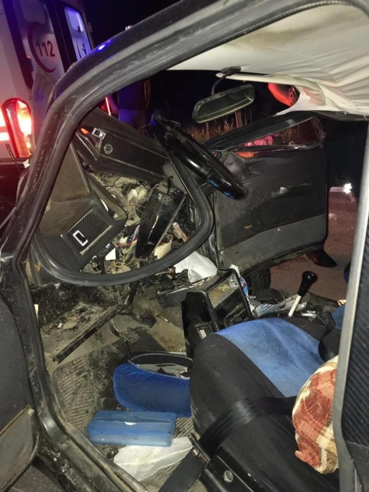 Tur Otobüsü İle Otomobil Çarpıştı: 5 Yaralı