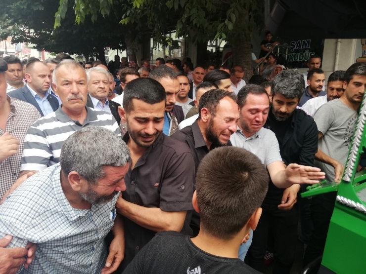 Duvar İle Araç Arasına Sıkışarak Can Veren 11 Yaşındaki Engelli Çocuk Son Yolcuğuna Uğurlandı