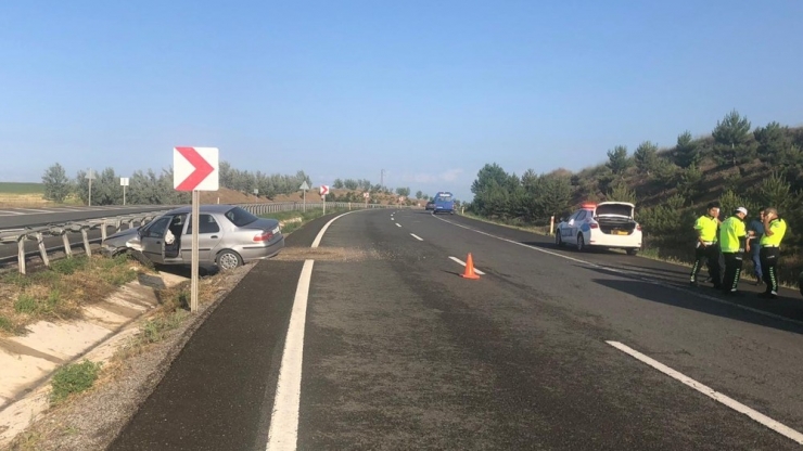 Bariyerlere Çarpan Otomobil Su Kanalına Düştü: 3 Yaralı