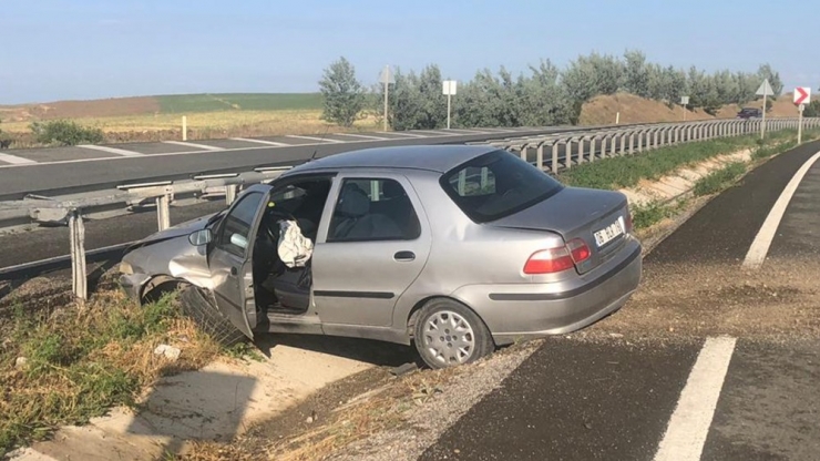 Bariyerlere Çarpan Otomobil Su Kanalına Düştü: 3 Yaralı