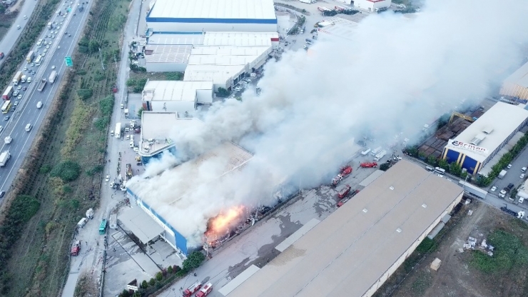 Arşiv Firmasının Deposunu Saran Alevler Havadan Görüntülendi