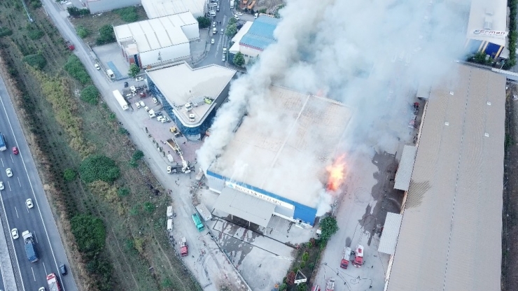 Arşiv Firmasının Deposunu Saran Alevler Havadan Görüntülendi