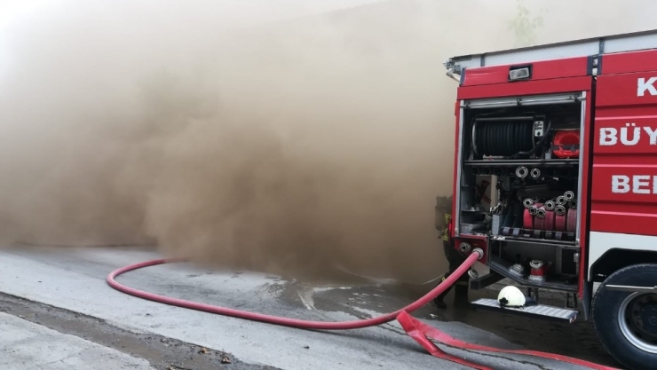 Fabrikanın Arşiv Deposu Alev Alev Yandı