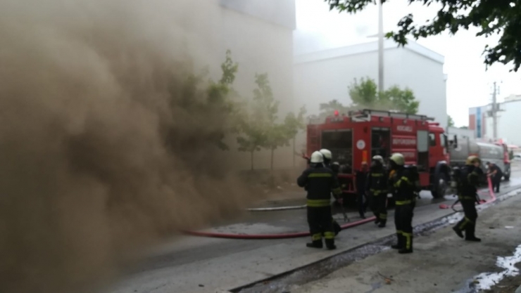 Fabrikanın Arşiv Deposu Alev Alev Yandı