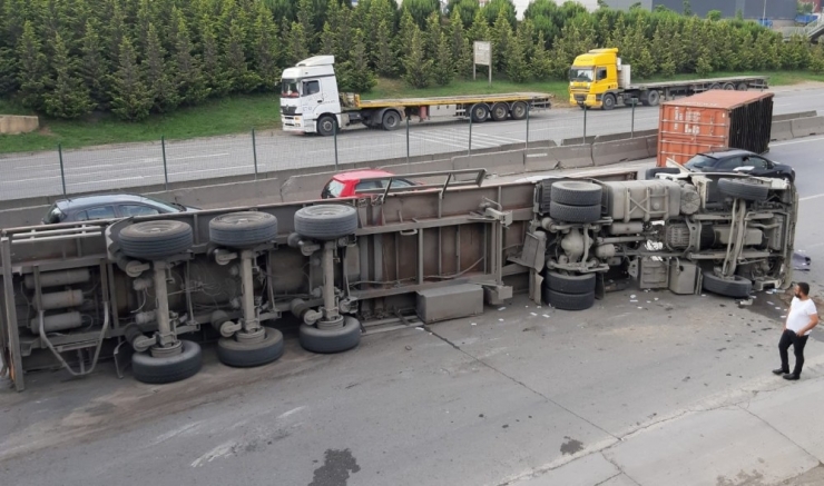 Kontrolden Çıkan Tır Devrildi: 1 Yaralı
