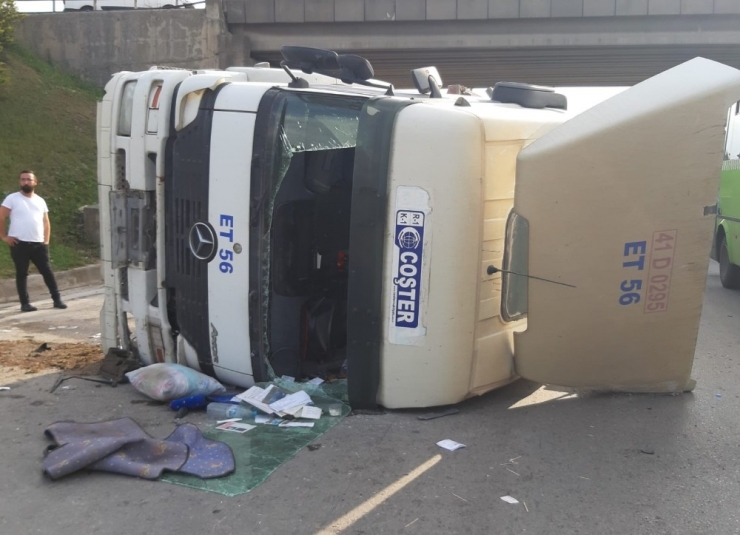 Kontrolden Çıkan Tır Devrildi: 1 Yaralı