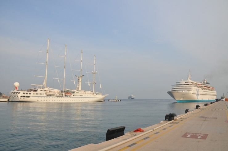 Kuşadası’na Turist Yağdı