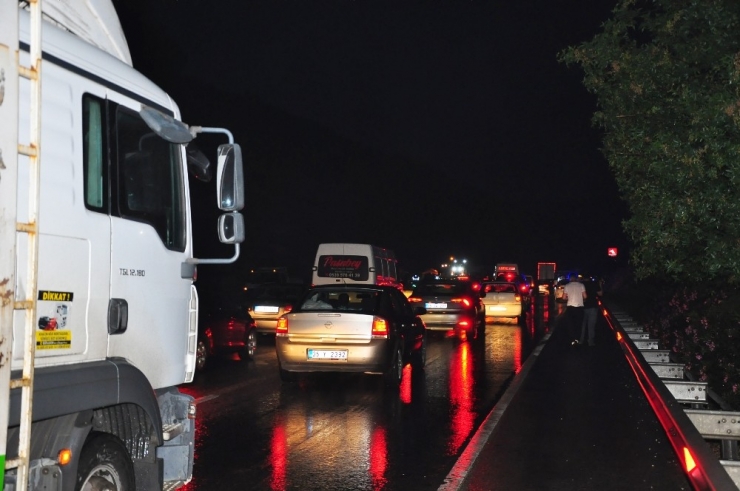 Manisa-izmir Yolunda Heyelan