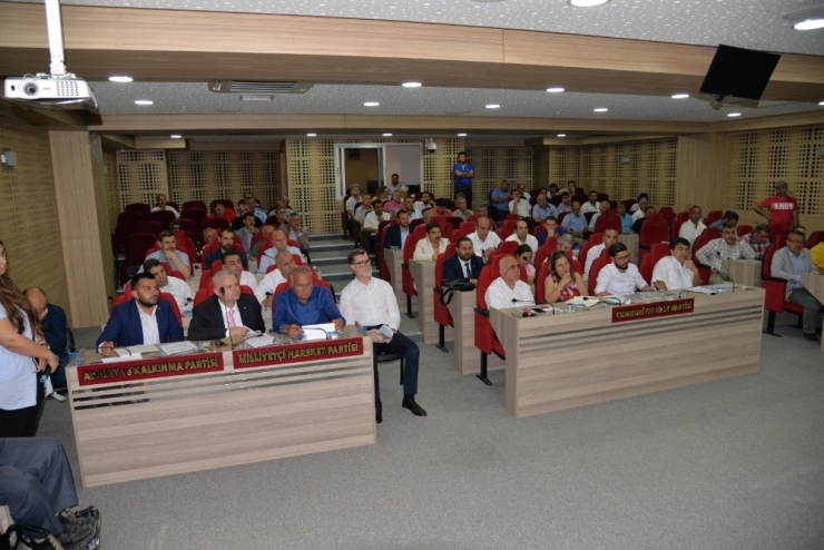 Meclis Toplantısında Sert Tartışma, Başkan Meclis Üyesini Dışarıya Çıkarttırdı