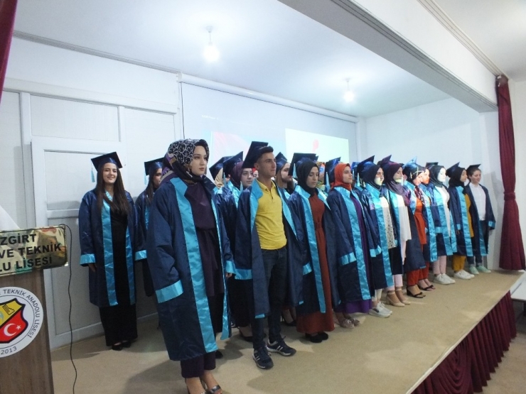 Sağlık Lisesinde Mezuniyet Coşkusu