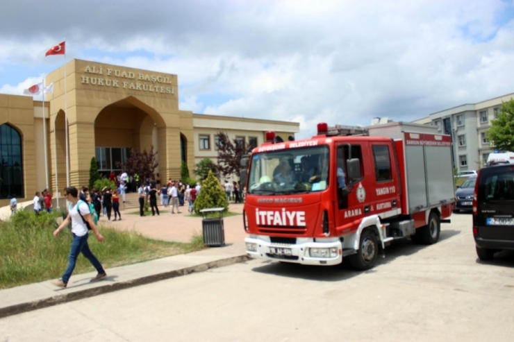 Fakülte Kütüphanesinin Tavanındaki Sıva Düştü: 1 Öğrenci Yaralı