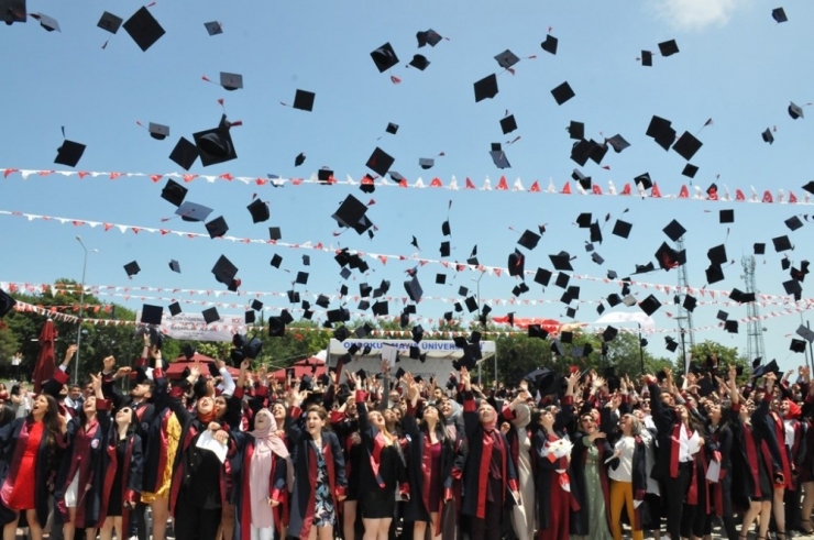 Sağlık Hizmetleri Myo 600 Mezun Verdi