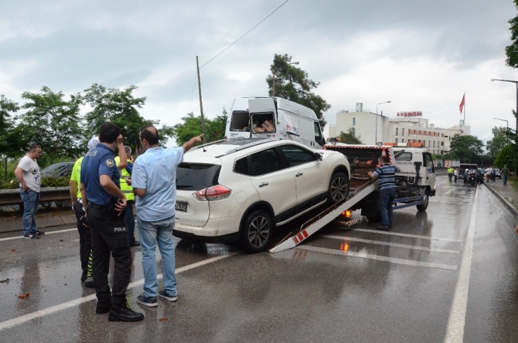 Karadeniz Sahil Yolu’nda 5 Araç Birbirine Girdi: 4 Yaralı