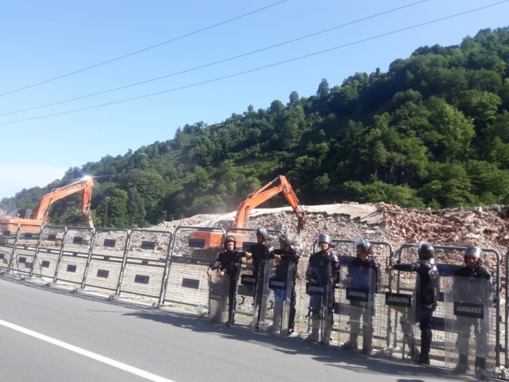 Fırtına Vadisi’nde Tebligat Engeline Takılan Yıkımlar Bugün Yeniden Başladı