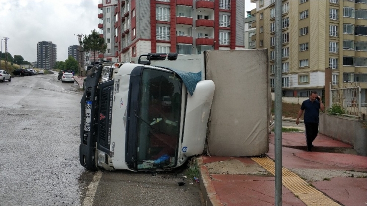 Samsun’da Ev Eşyası Taşıyan Kamyon Devrildi: 4 Yaralı
