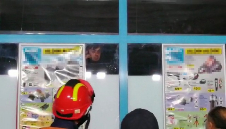 (Özel ) Hırsızlar Kabloları Kesince Market Çalışanları İçeride Mahsur Kaldı