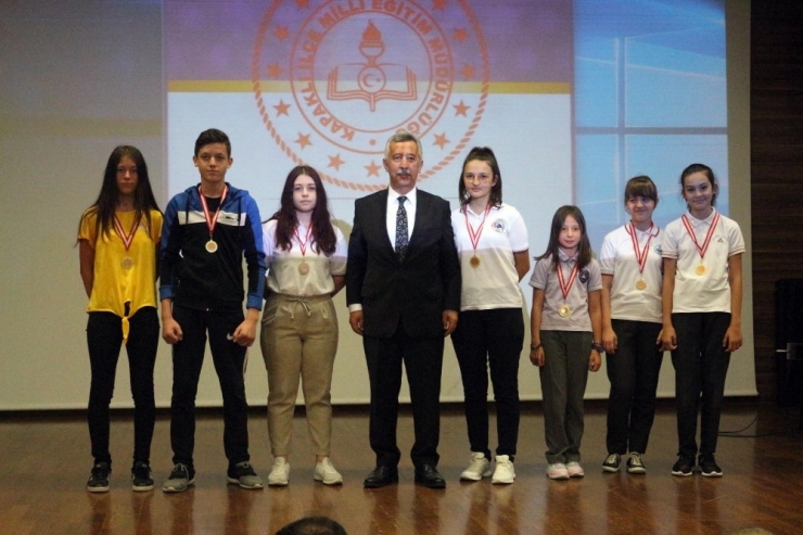 310 Başarılı Öğrenciye Madalya Verildi