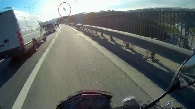 Tem Otoyolu’nda Motosikletlinin “Başına” Gelmeyen Kalmadı