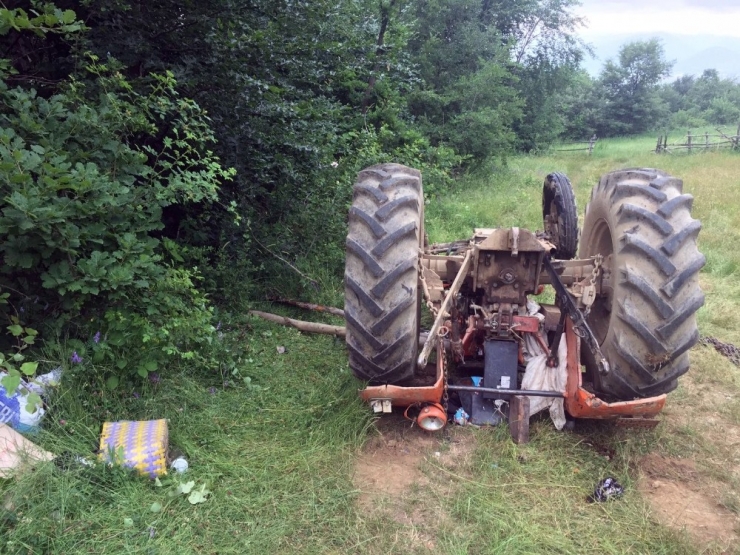 Devrilen Traktörün Altında Kalan Yaşlı Kadın Hayatını Kaybetti