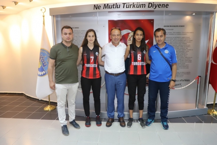 Başkan Akın Milli Yıldızları Kampa Uğurladı