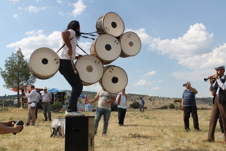 Çılgın Davulcu, Aynı Anda 7 Davulu Çaldı