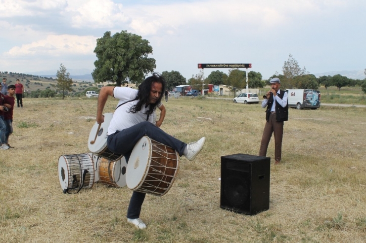 Çılgın Davulcu, Aynı Anda 7 Davulu Çaldı