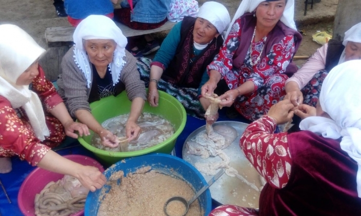 Mavi Fularlılar Kırgız Mahallesinde