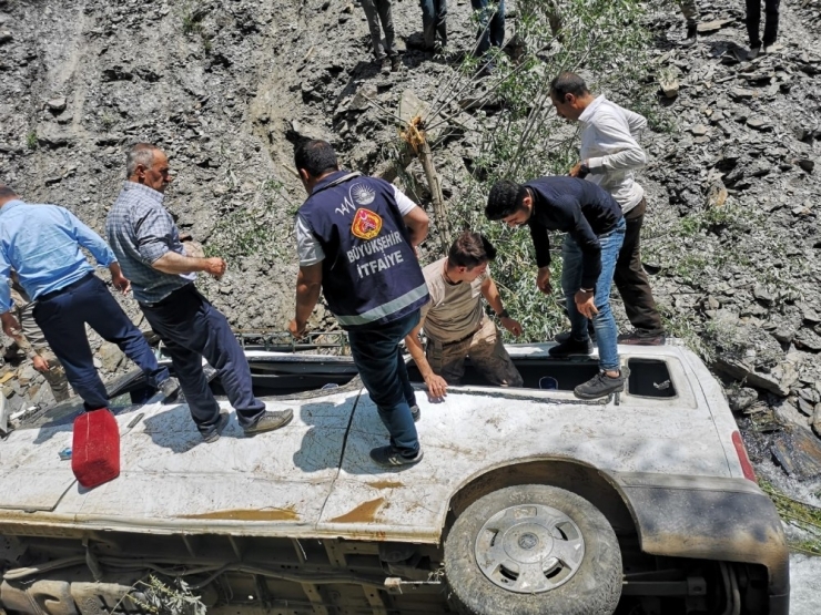 Bahçesaray’da Trafik Kazası; 3 Yaralı
