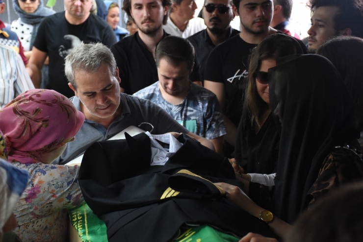 Son Yolculuğuna Pilot Üniformasıyla Uğurlandı