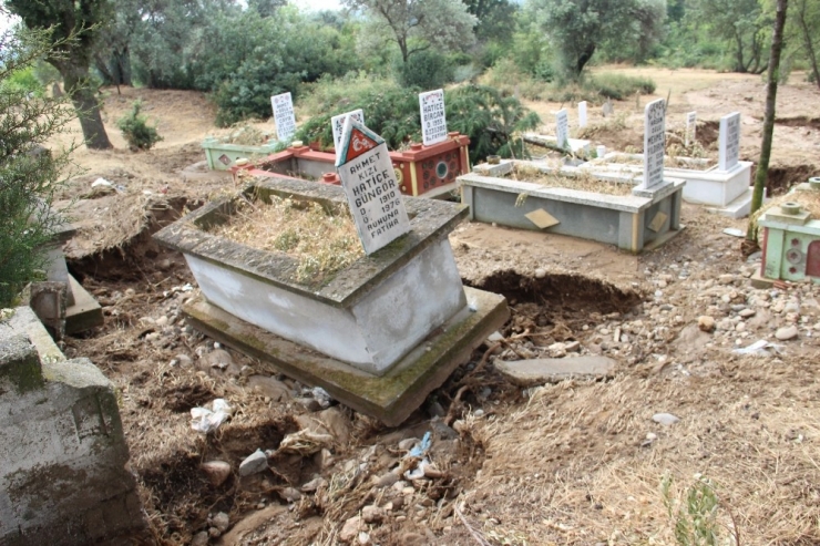 Sel, Mezarları Söküp Götürdü