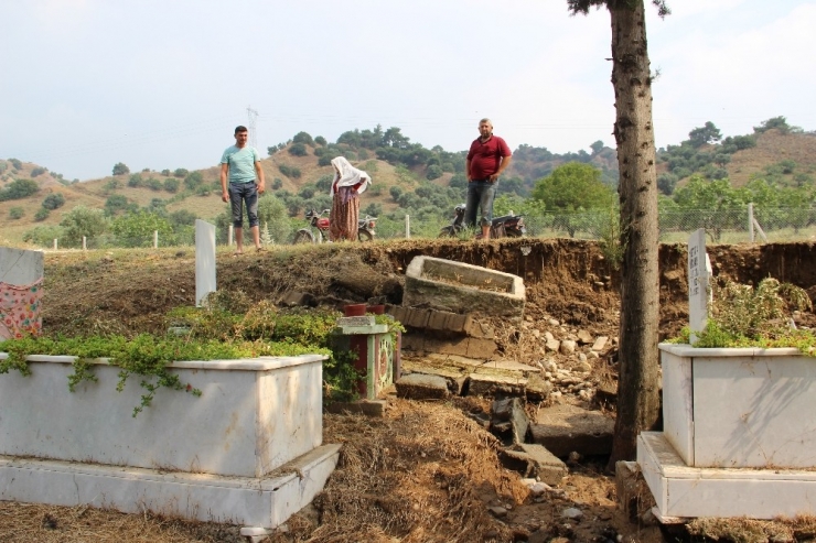 Sel, Mezarları Söküp Götürdü