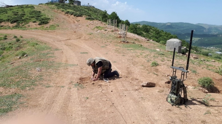 Bingöl’de Tüp Ve Tenekeye Yerleştirilen Eyp İmha Edildi