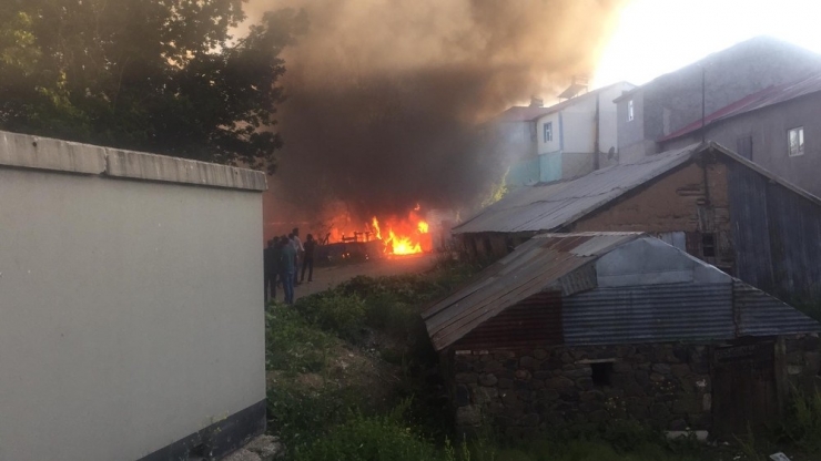 Yangın İtfaiye Vatandaş El Birliği İle Söndürüldü