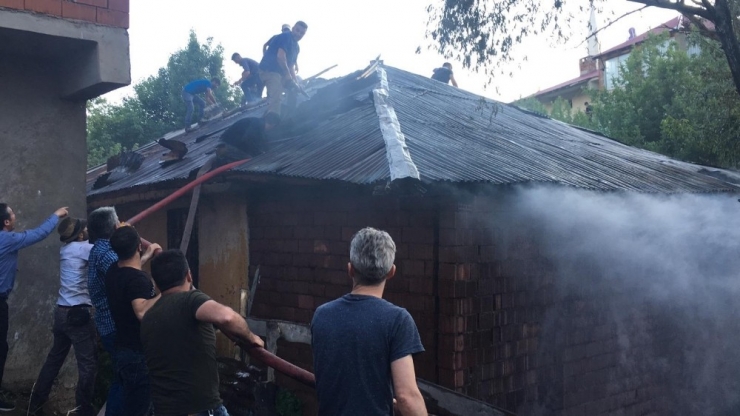 Yangın İtfaiye Vatandaş El Birliği İle Söndürüldü