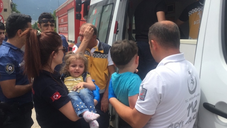 Bursa’da Korkutan Yangın... 2’si Çocuk 3 Kişi Mahsur Kaldıkları Evden Son Anda Kurtarıldı