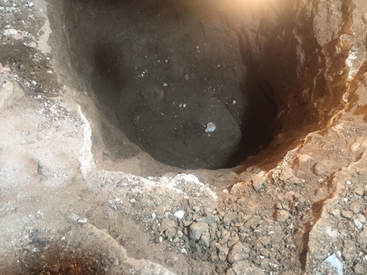 Evin Garajını Kazarken Kalıntı Buldu, Polis Ve Arkeologlar Harekete Geçti