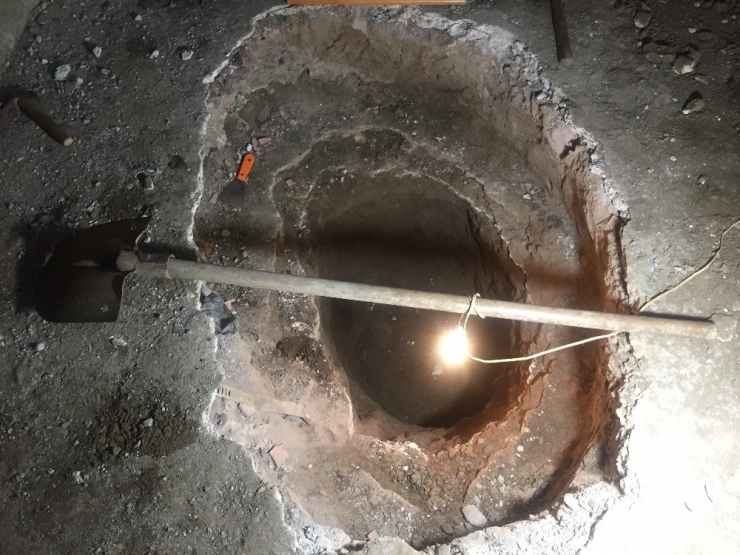 Evin Garajını Kazarken Kalıntı Buldu, Polis Ve Arkeologlar Harekete Geçti