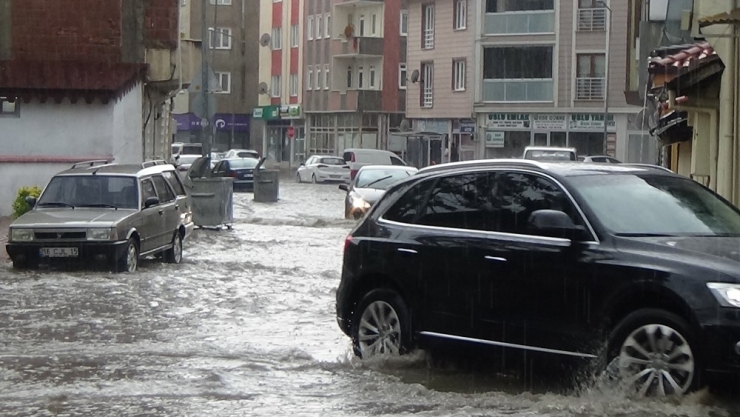 İnegöl’de Aniden Bastıran Yağmur Sokakları Göle Çevirdi