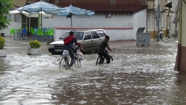 İnegöl’de Aniden Bastıran Yağmur Sokakları Göle Çevirdi