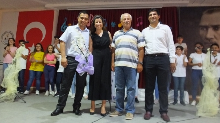 Burhaniye’de Öğretmenler Enstrüman Çaldı Öğrenciler Türkü Söyledi