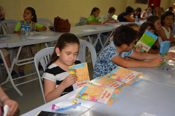 7 Yaşındaki Görme Engelli Duru, İlk Kitabının Mutluluğunu Yaşıyor