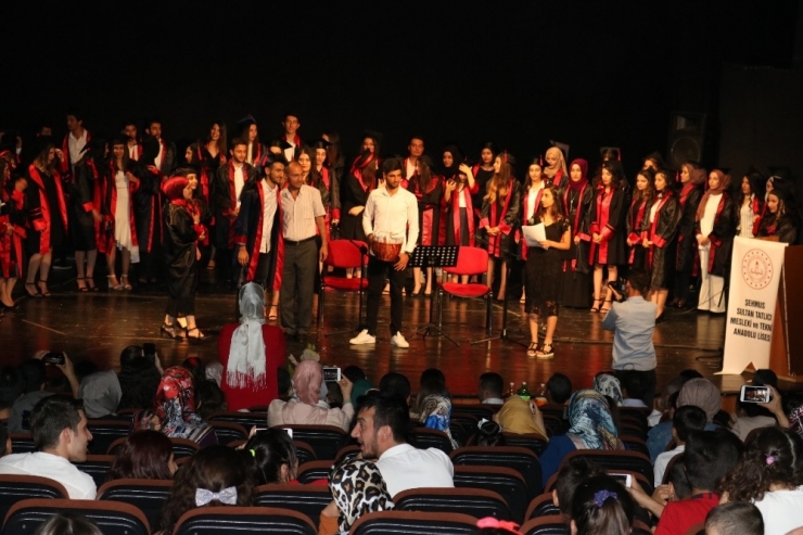 Liseli Öğrencilerden Coşkulu Mezuniyet Töreni