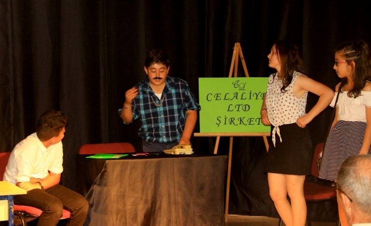 Öğrenci Ve Veliler İngilizce Performanslarını Sergiledi