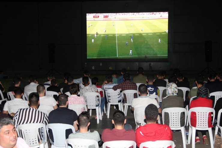 Kocaeli’de Milli Maç Heyecanı Sokaklara Taştı