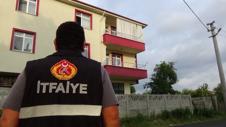 Anneleri Tarafından Evde Bırakılan Ve Balkona Çıkan Çocukları Polis Aldı