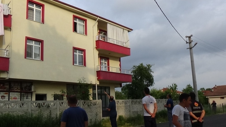 Anneleri Tarafından Evde Bırakılan Ve Balkona Çıkan Çocukları Polis Aldı